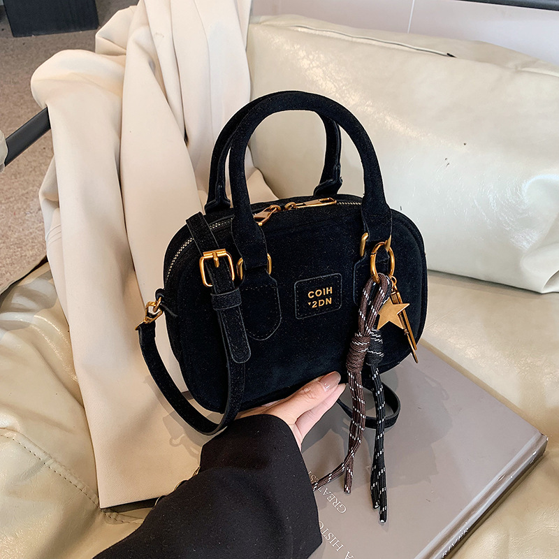High-end women's 2024 new trendy and fashionable single-shoulder crossbody small square bag, retro and casual hand-held bowling bag full figure