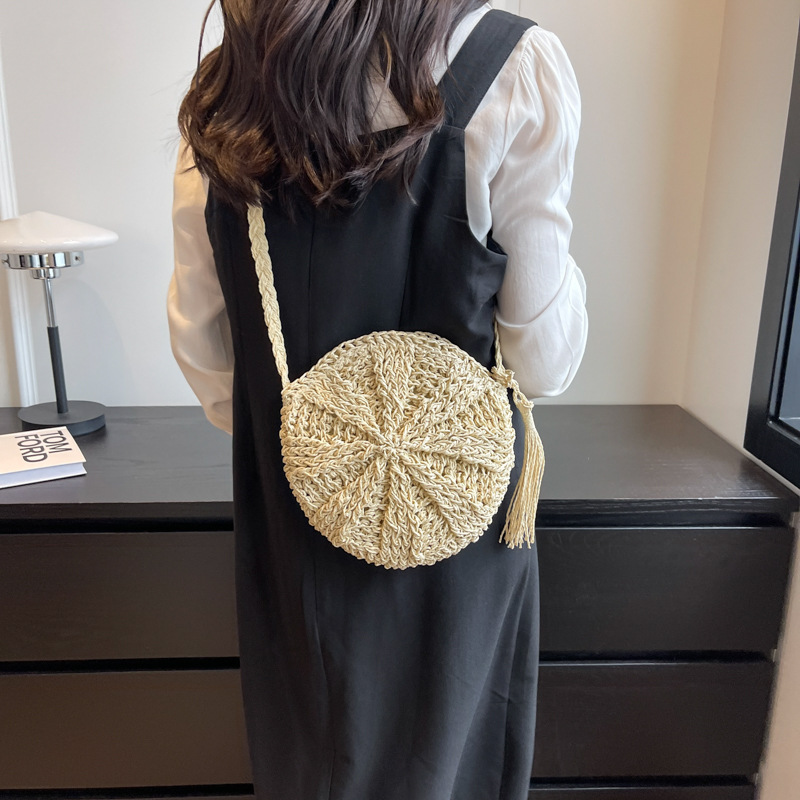 2025 New style simple round fringed crossbody straw woven bag for women, hand-woven summer beach vacation single-shoulder bag Application Scenario