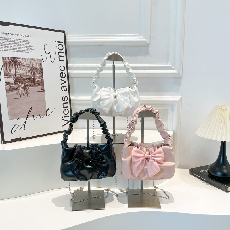 This year, retro small bags are in vogue. In 2025, there are new trendy and fashionable sweet girl bow handbags and crossbody bags Application Scenario