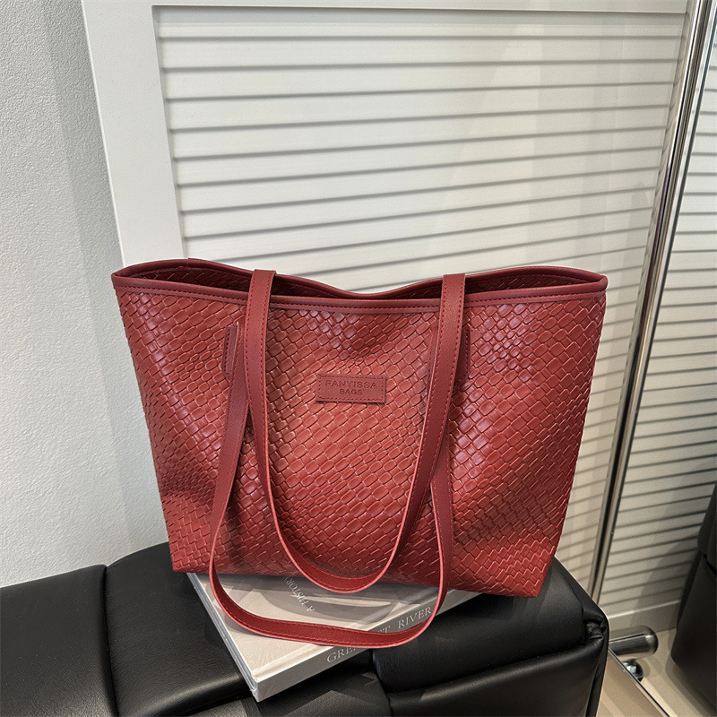 Large-capacity woven bag for women, 2025 new summer retro commuter single-shoulder underarm bag, Korean version hand-held tote bag full figure