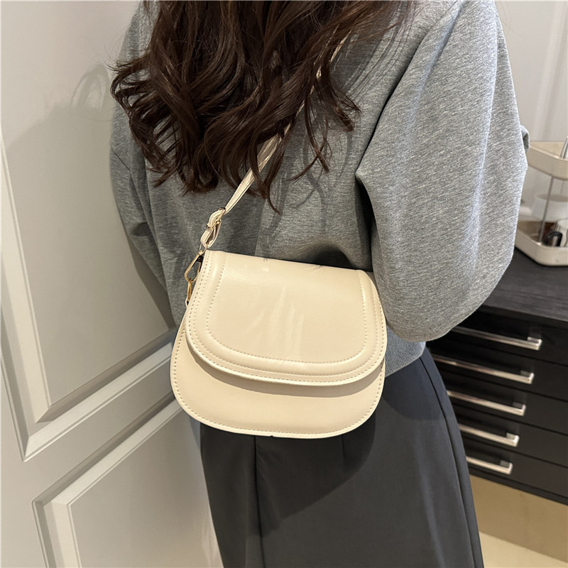 Korean style simple and retro crossbody bag for girls 2025 new trendy Japanese style simple saddle bag single-shoulder crossbody bag details Picture