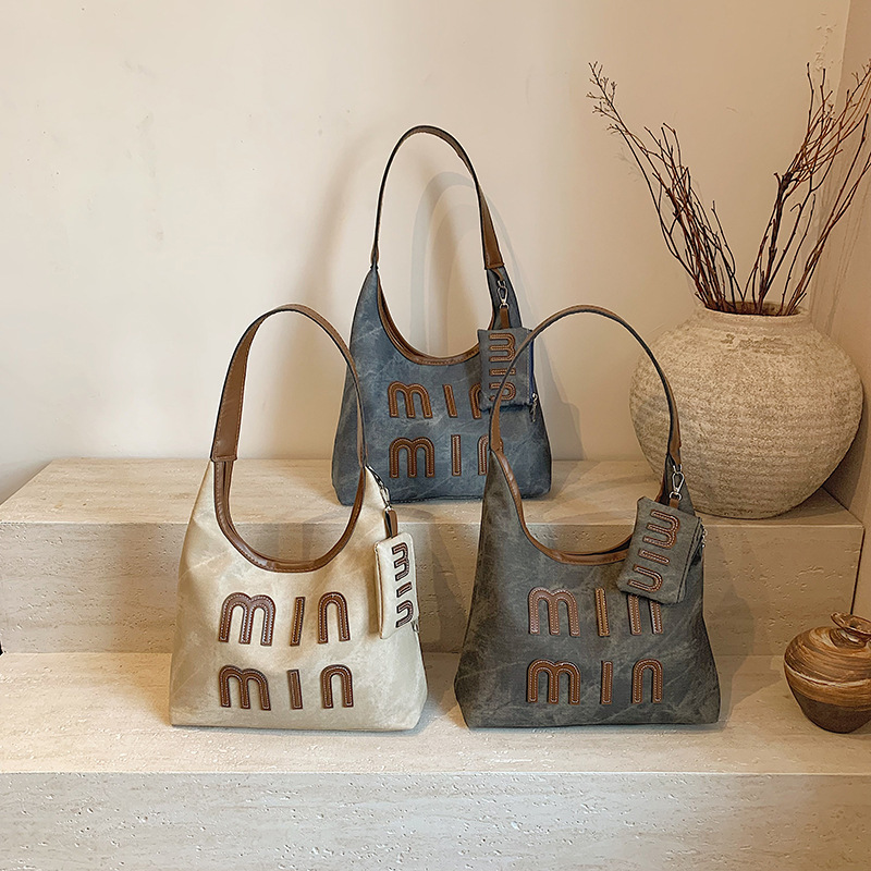 High appearance level Tote bag for women 2024 New large-capacity casual commuting single-shoulder bag for students going out stylish crossbody bag Application Scenario