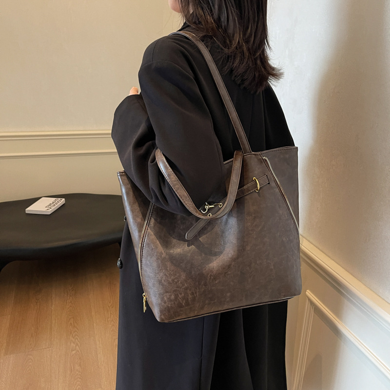 Cool oil wax leather large bag for women 2024 New style fashionable retro backpack, multi-functional casual underarm tote bag Application Scenario