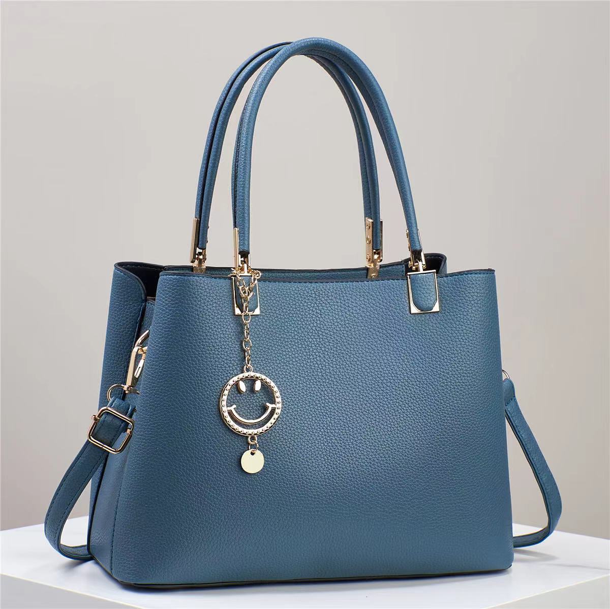 A new autumn and winter Korean-style trendy crossbody fashionable women's bag with a versatile large bag Application Scenario
