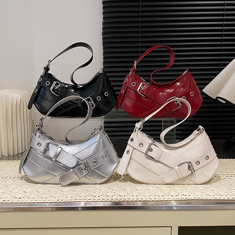 2025 Fashion Niche retro Hot Girl underarm bag, women's fashion versatile baguette bag, stylish commuting single-shoulder bag Application Scenario