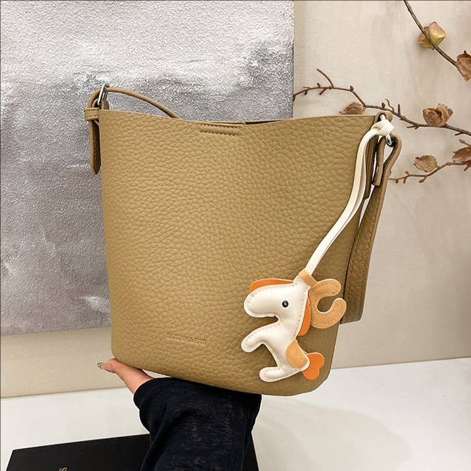 Retro and fashionable lychee pattern commuter bucket bag for women 2025 new style, trendy and versatile, casual and simple single-shoulder crossbody bag full figure