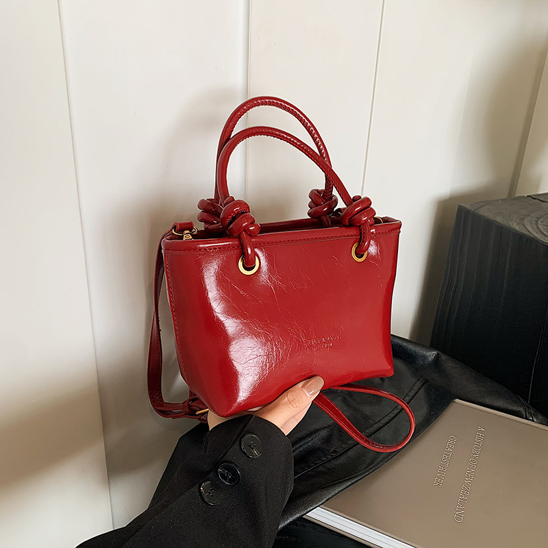 High-end retro small bag for ladies, 2024 new style casual, versatile and fashionable crossbody bag, popular hand-held bucket bag Application Scenario