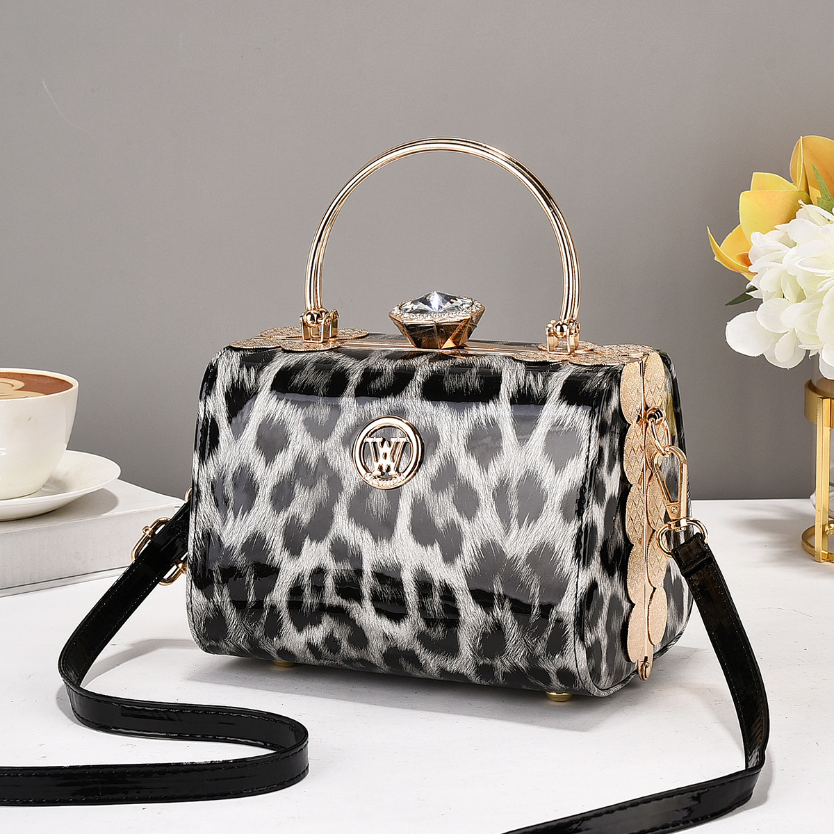 The bride's shiny leather handbag 2022 new style, fashionable and high-end women's bag, versatile, single-shoulder, crossbody, hand-carry box, trendy details Picture