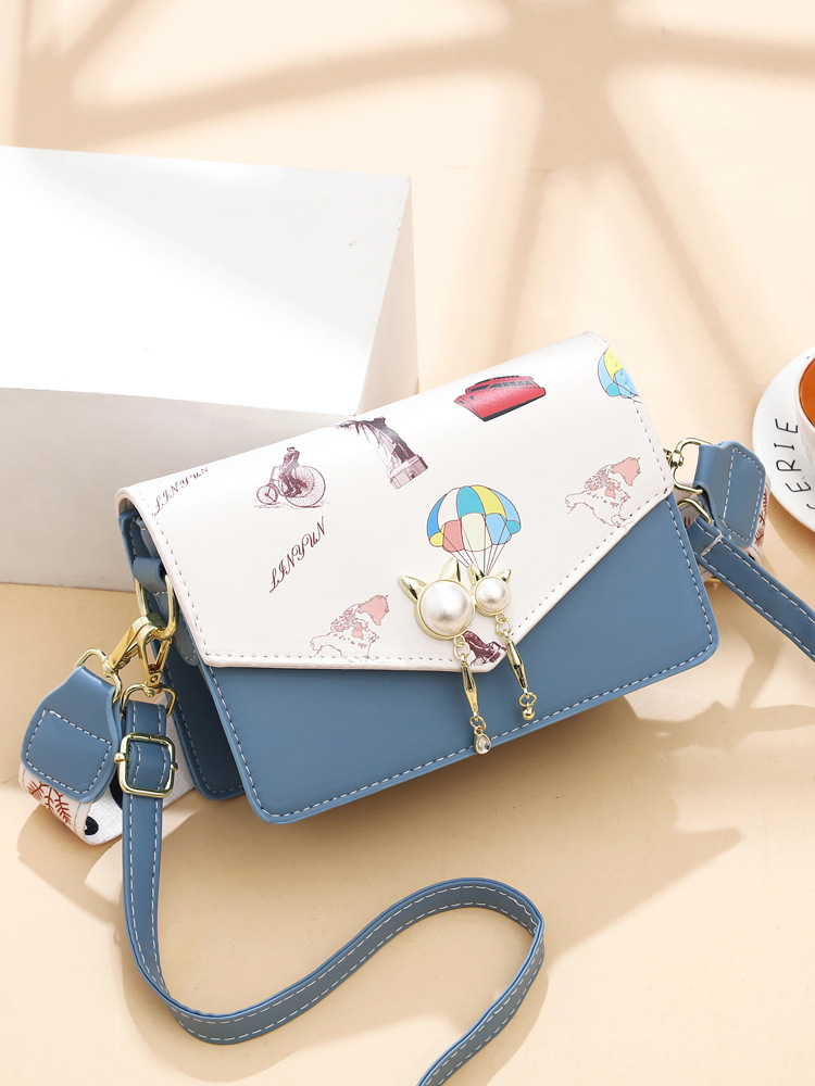 The 2022 new summer fashion crossbody bag for women is fashionable, youthful and fresh. It's a trendy student graffiti square bag full figure