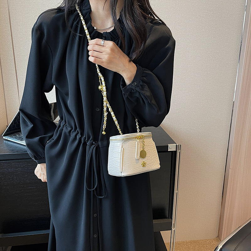 High-end small box bag for women 2023 new style fashionable crossbody bag, chain casual mini mouth red envelope mobile phone case Application Scenario