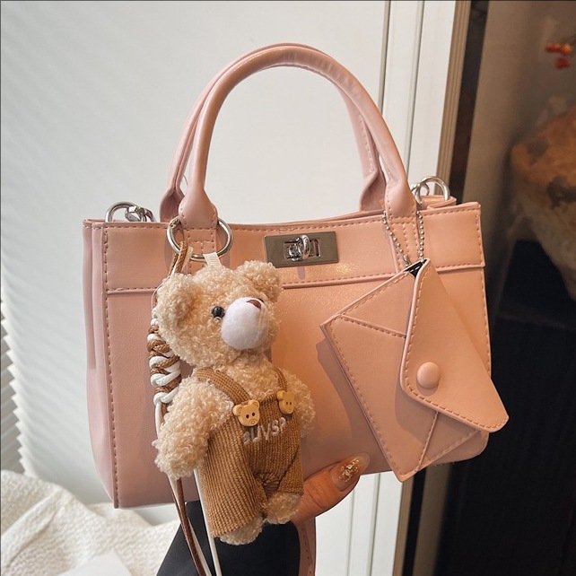 The Korean version of the trendy and fashionable Kelly handbag for women in 2025, a new high-end quality single-shoulder bag, a niche and versatile crossbody bag full figure