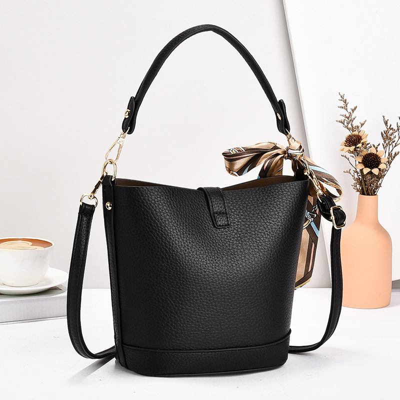A new spring 2025 off-the-shoulder crossbody bag with a unique, fashionable and cute look for girls. It's a hand-held bucket bag for girls details Picture