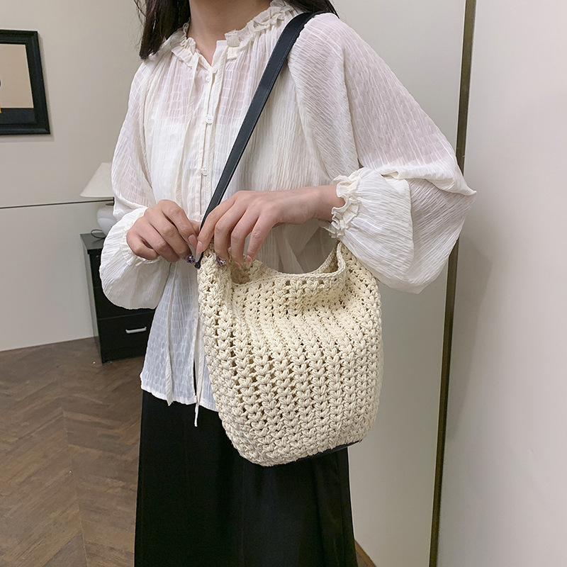 A fashionable and trendy forest-themed, simple and laid-back woven tote bag, a large-capacity single-shoulder bag for women's casual commuting details Picture