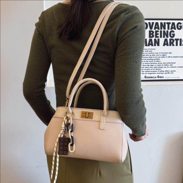 This is a new high-end, casual and versatile single-shoulder crossbody bag for women in 2025, featuring a niche and simple Korean style full figure