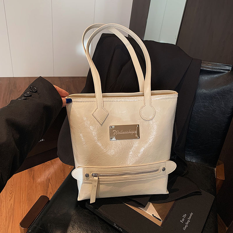 The 2025 new style of the work commuting tote bag for women is fashionable and versatile, with a large capacity single-shoulder bag and a high-end Korean-style underarm bag Specification drawing