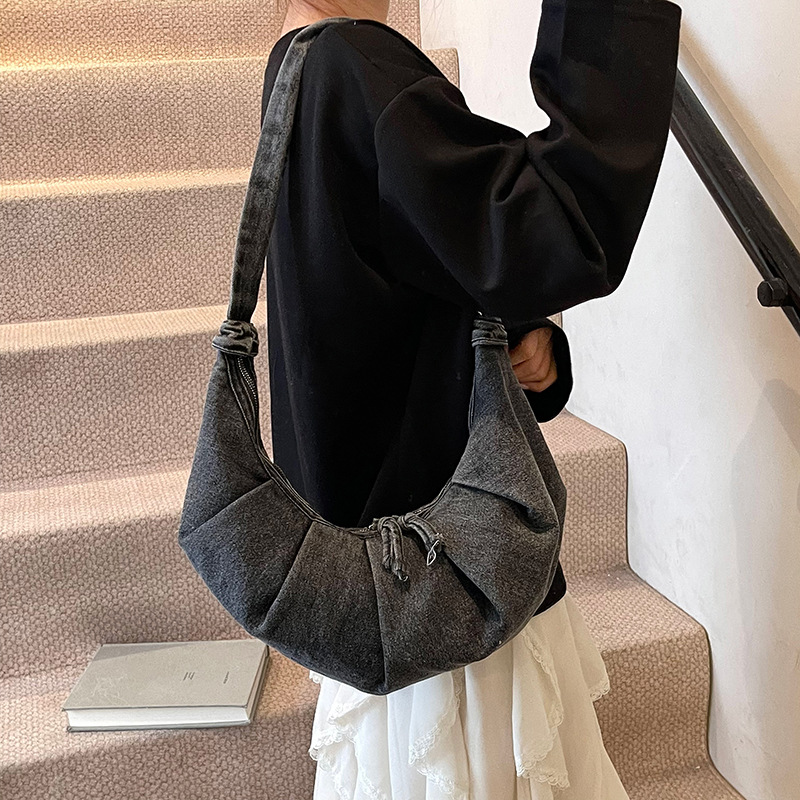 2025 New Forest-themed large-capacity versatile solid color dumpling bag for women's casual, simple and lightweight nylon fabric single-shoulder bag Application Scenario