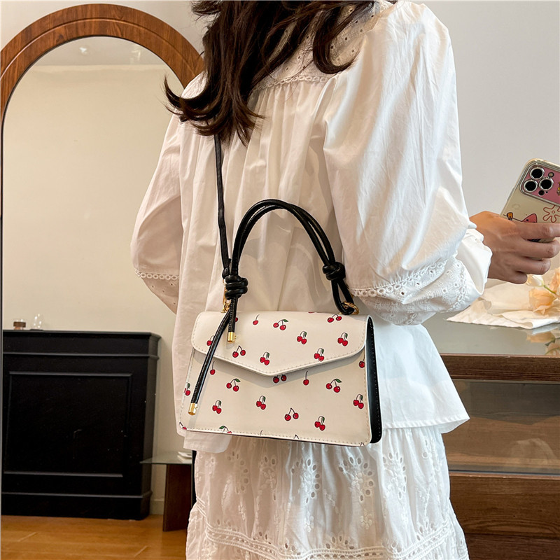 A fresh and elegant cherry fashion handbag for women in summer 2025, a trendy and niche crossbody bag, a sweet and stylish small square bag Specification drawing