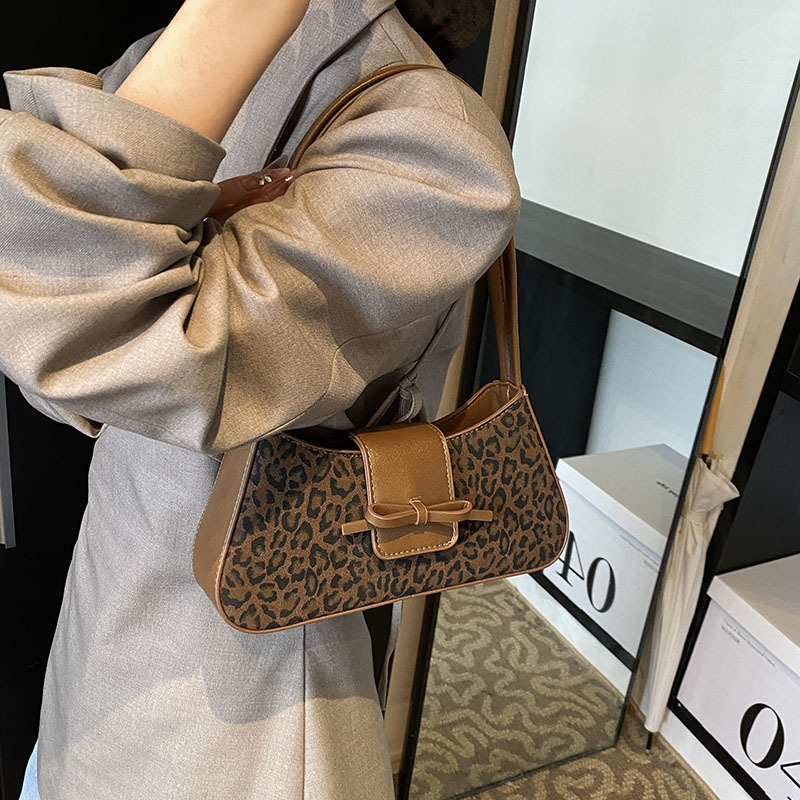 Leopard print fashionable underarm bag for women, 2024 new style, light luxury and niche design, high-end and versatile single-shoulder crossbody bag Application Scenario