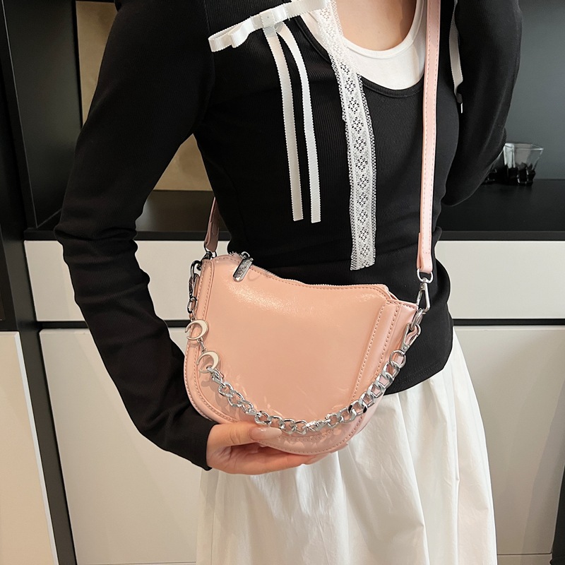 The 2025 new style, versatile and simple hand-held chain bag, is fashionable, individualistic and niche for women. It is a trendy single-shoulder crossbody bucket bag details Picture