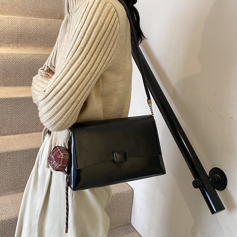 Women's underarm bag 2024 new style, trendy and high-end retro Maillard single-shoulder bag, commuter crossbody small square bag Application Scenario
