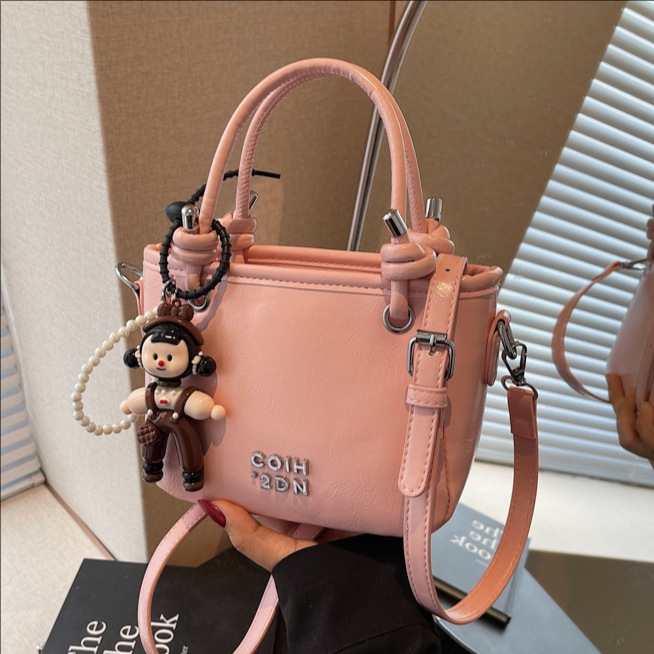 Retro solid color letter hand-held bucket bag for women, 2025 new style, high-end texture, versatile and stylish single-shoulder crossbody bag full figure