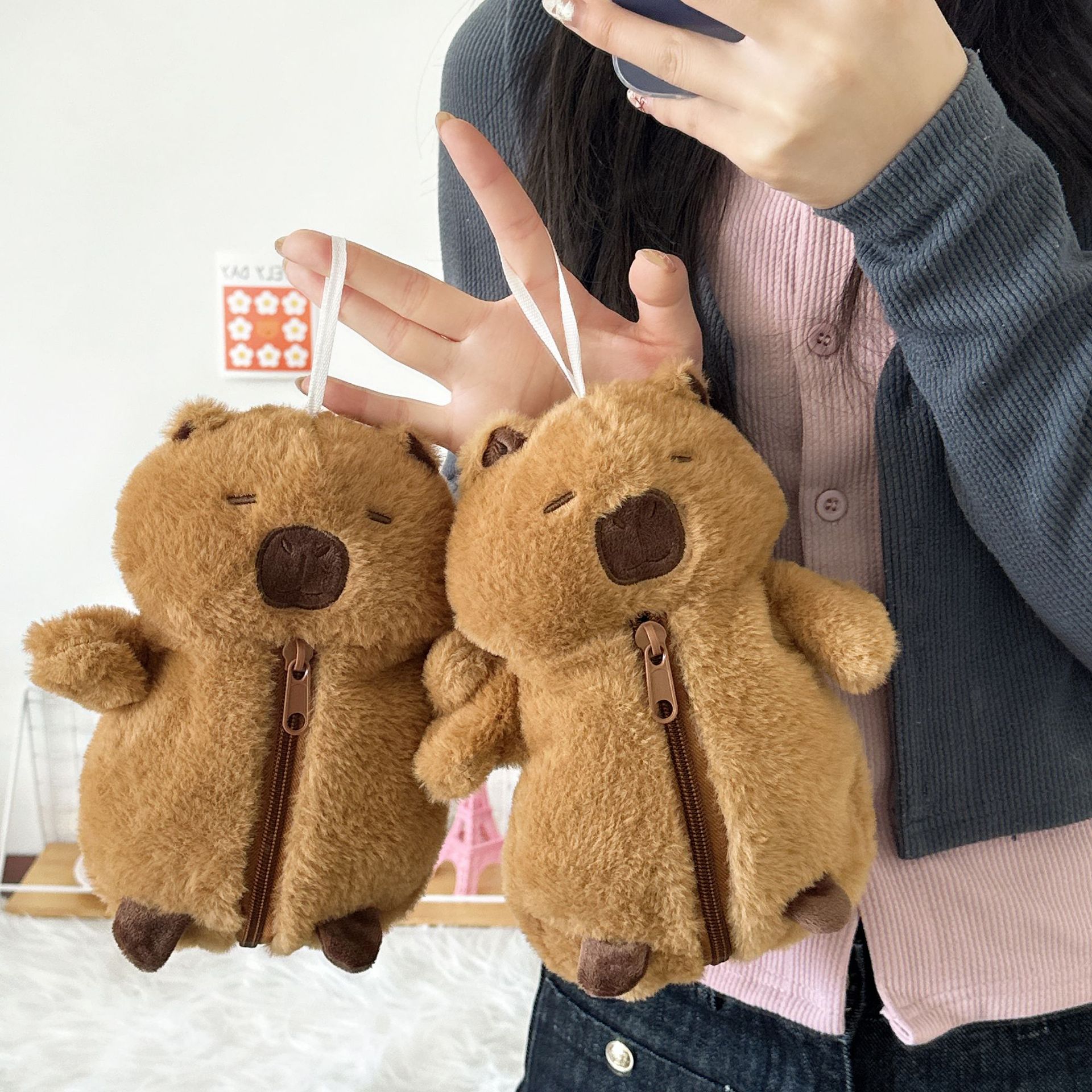 The new Capibara plush pen case is a cute and creative stationery bag for young girls and students, as well as a desktop pencil storage bag details Picture