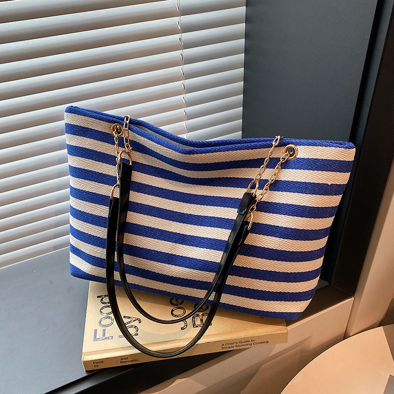 The 2025 summer new single-shoulder crossbody bag is fresh, simple, stylish, individualistic, trendy, and has a large capacity tote bag for women full figure