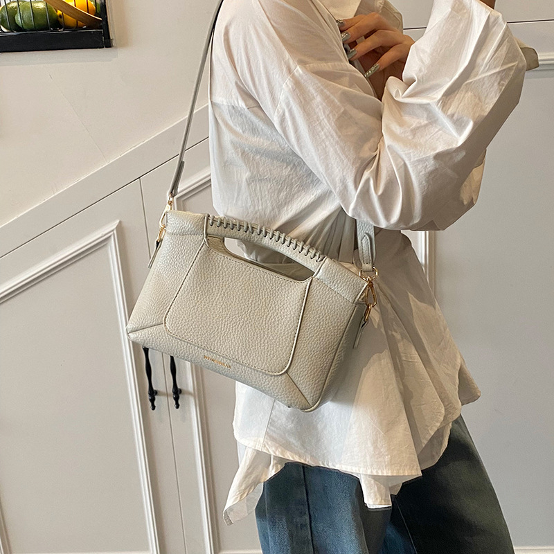 This high-end, fashionable and simple handbag is a new style of stylish and light luxury single-shoulder bag for women in 2025. It is a versatile and casual crossbody bag details Picture