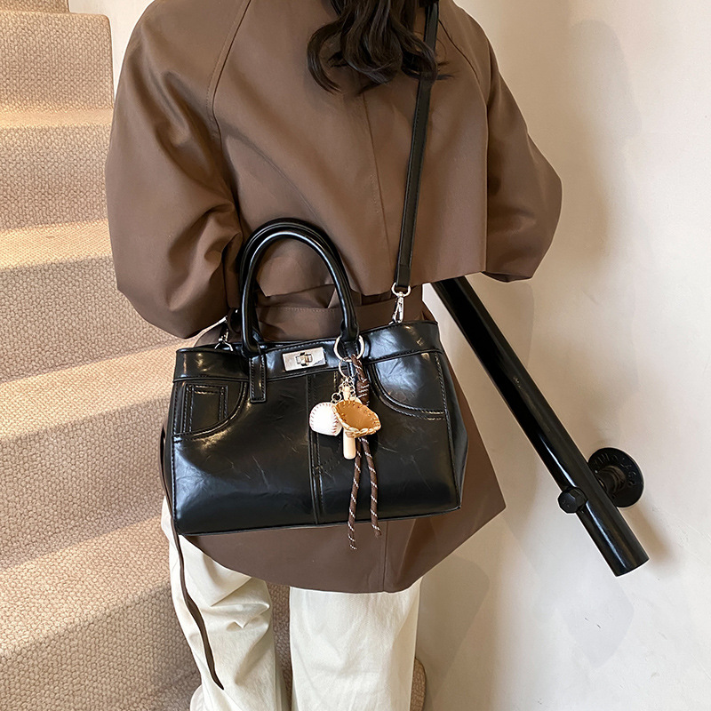 A light luxury retro large-capacity tote bag with a sense of sophistication for women, a niche kerry bag, a shoulder bag, a crossbody bag, and a large commuting bag Application Scenario