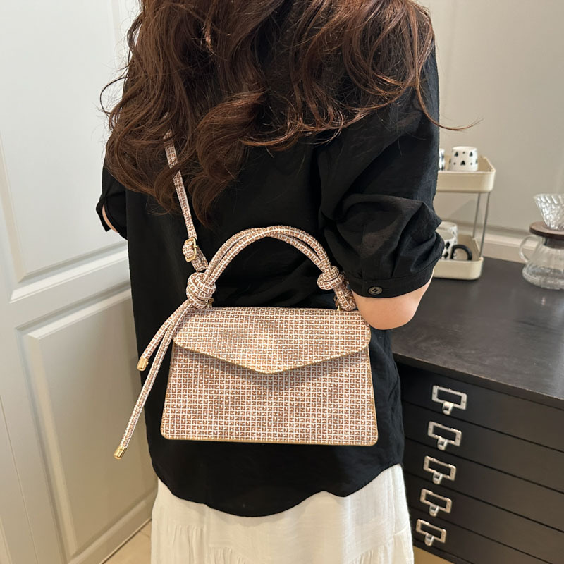This high-end and stylish handbag is a new Spring/Summer 2025 fashion and versatile ins single-shoulder crossbody small square bag for women details Picture