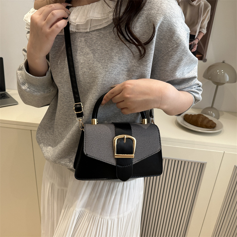 The 2025 hand-held small square bag is a fashionable spring new simple commuting bag with a niche design and a retro single-shoulder crossbody bag Specification drawing