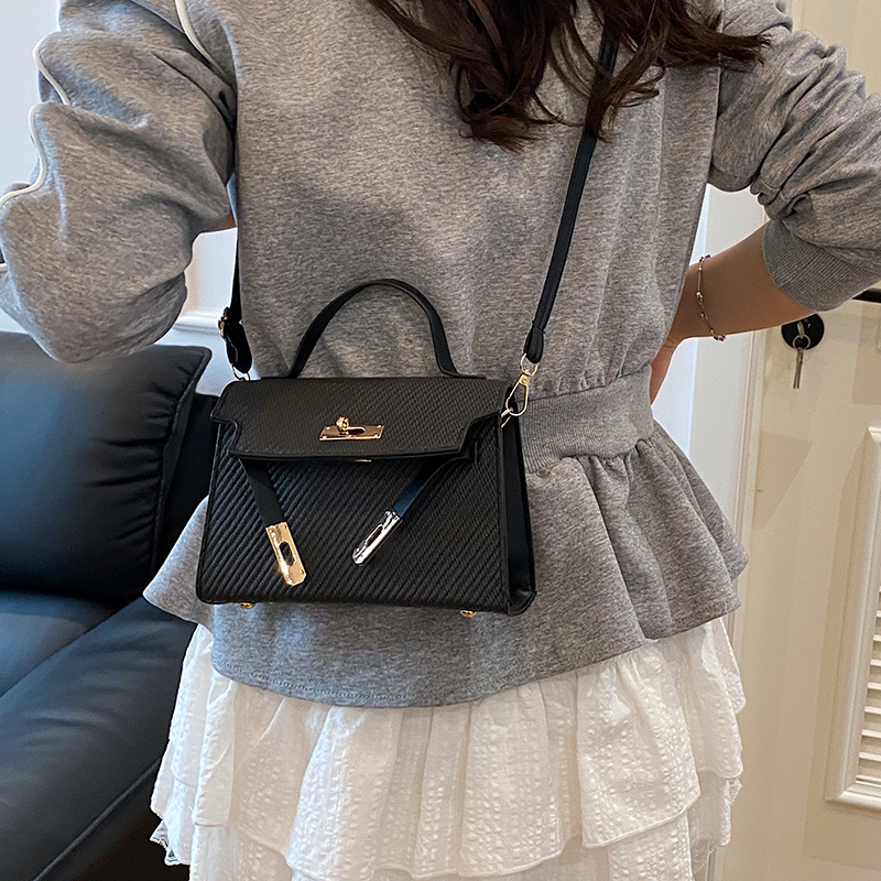 Bag Girl 2025 Spring/Summer New locking fashionable women's bags, trendy embossed women's single-shoulder bags, trendy crossbody bags Specification drawing