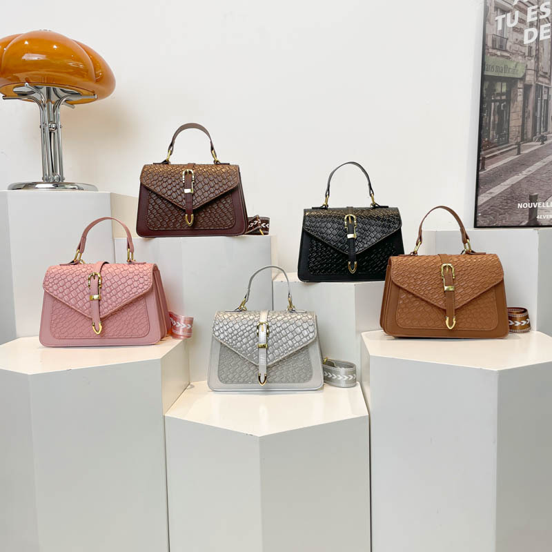 The new Spring/Summer 2025 shiny woven pattern fashionable hand-held crossbody single-shoulder small square women's bag is a cross-border trend Application Scenario