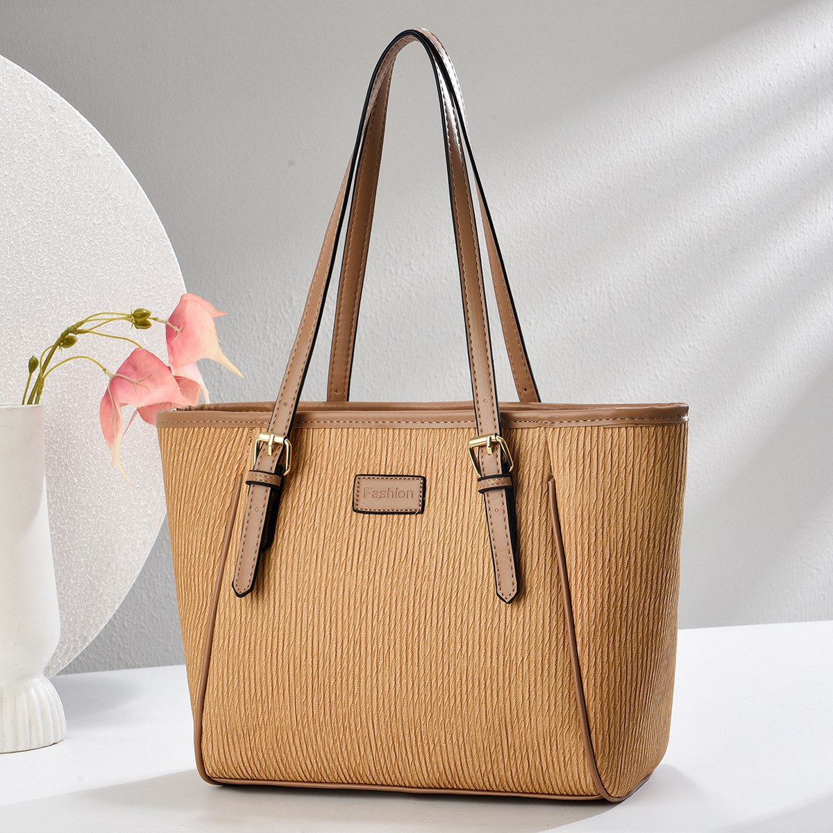 The large-capacity tote bag is a must-have for the new spring and summer handbag, a versatile crossbody bag for 2025 Specification drawing