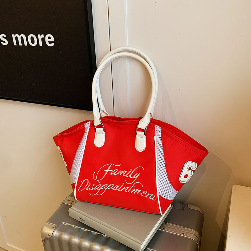 Commuting large-capacity women's 2025 new style casual and versatile nylon fabric single-shoulder crossbody bag and hand-held tote bag Application Scenario