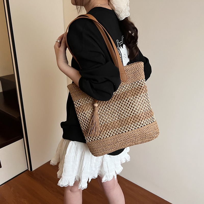 2025 New checkered trendy hand-held bucket bag, seaside vacation hollowed-out straw weaving bag, large-capacity beach single-shoulder bag Application Scenario