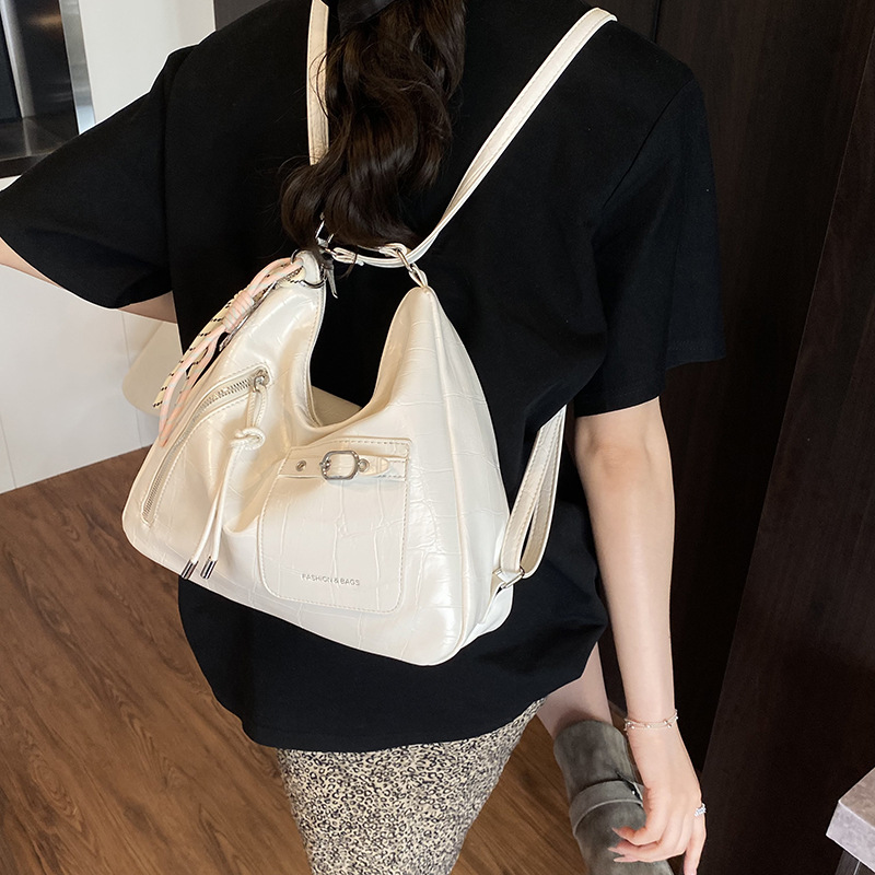 Large-capacity women's 2025 new retro and trendy niche backpack for work and commuting, a relaxed single-shoulder bag details Picture