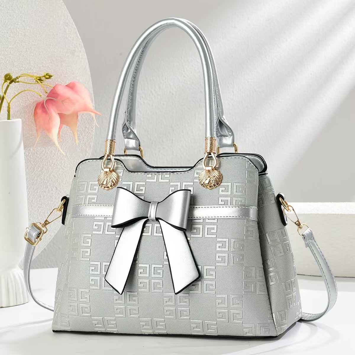 A stylish summer handbag from a grand lady manufacturer, a versatile mom's bag, 2025 new foreign trade style, bow, single-shoulder for ladies details Picture