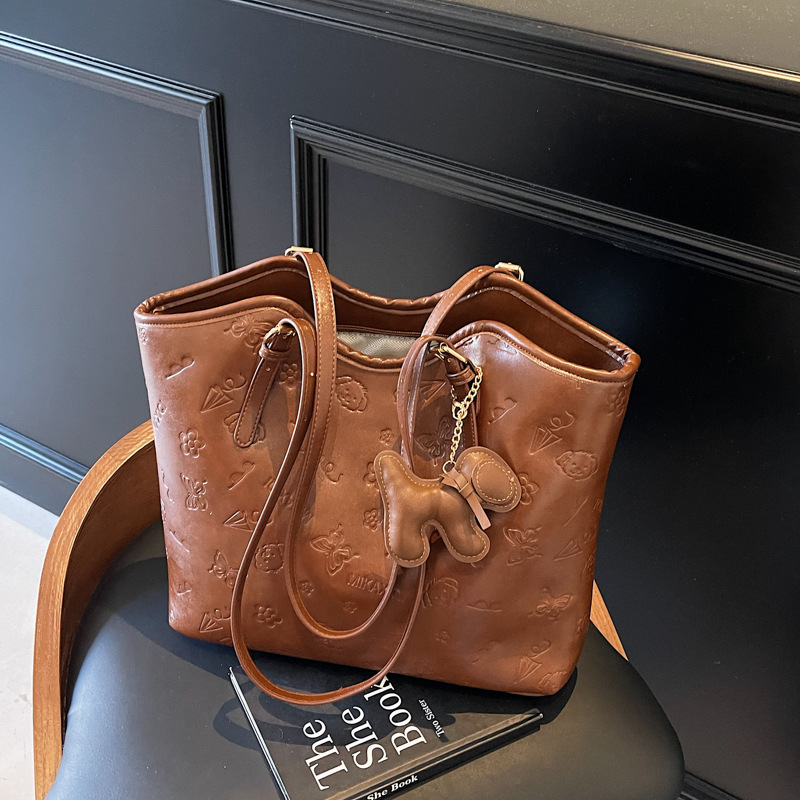 Fashionable and trendy Tote bag for women 2025 new style, large-capacity single-shoulder bag for work commuting, high-end casual underarm bag Application Scenario
