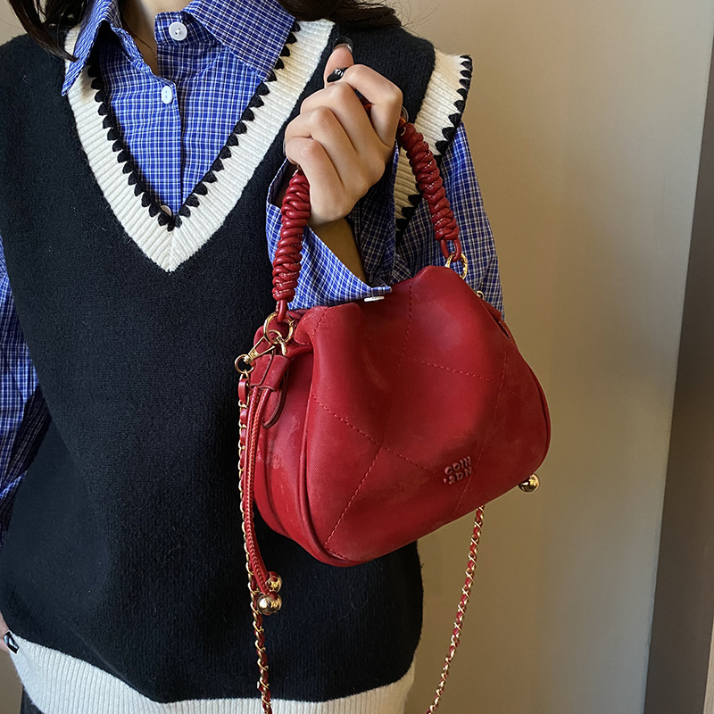 A niche, high-end, fashionable and casual hand-held bucket bag for women, a new 2024 Korean style simple and versatile single-shoulder crossbody bag full figure