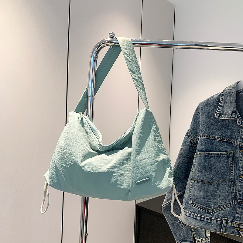 Colorful Fox Japanese and Korean Instagram drawstring underarm single-shoulder women's bag, laid-back and simple solid color commuting dumpling bag Application Scenario