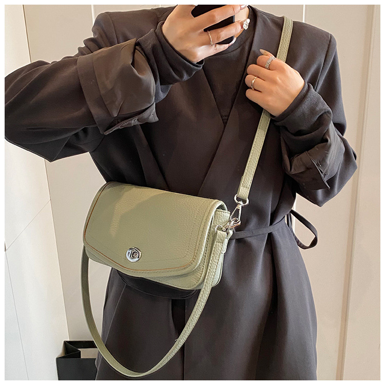 The 2025 new style of fashionable and simple solid-color hand-held small square bag with lychee pattern, a stylish single-shoulder bag, and a versatile commuting crossbody bag Application Scenario