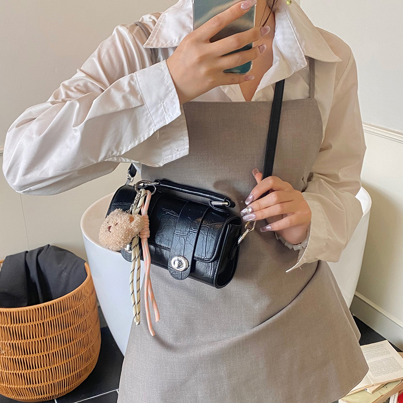 A fashionable and stylish solid-color simple and versatile handbag, a new high-end casual commuting single-shoulder crossbody bag for women in 2025 Application Scenario