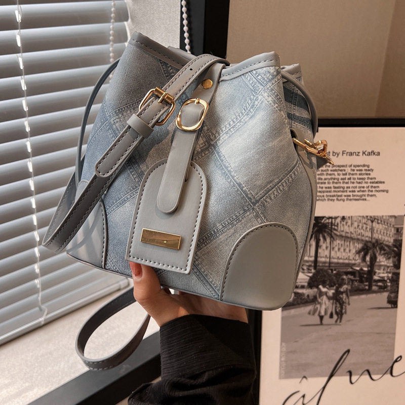 The new fashion bestseller of "Little Bag Women 2025" is a single-shoulder crossbody bag with a high-end texture and a niche design. It features a diamond-shaped bucket bag Specification drawing