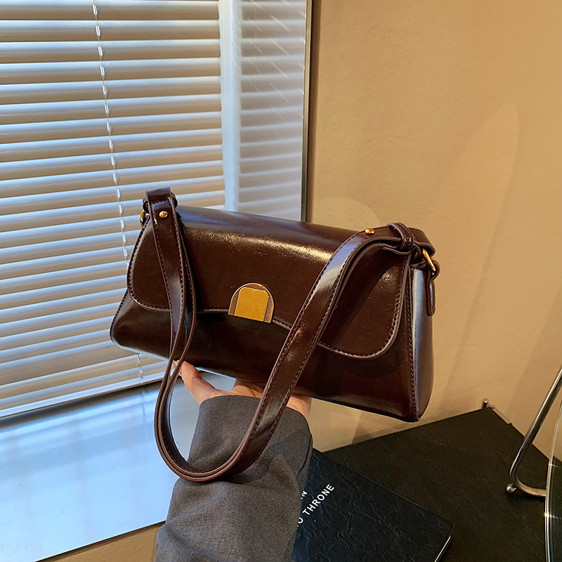 The new 2024 trendy underarm bag for women, the Maillard single-shoulder bag, is a high-end, simple and stylish small square bag for commuting Application Scenario