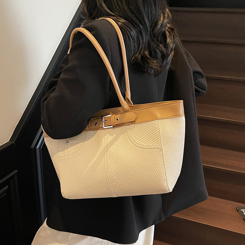 Retro and simple large-capacity tote bag for women, 2025 new style fashionable Korean-style underarm bag, fashionable commuting single-shoulder bag details Picture