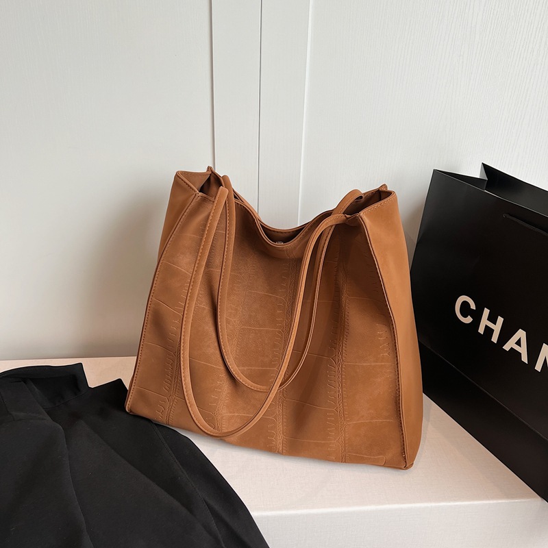 The 2024 new retro and trendy tote bag, a large-capacity single-shoulder bag, exudes a sense of sophistication and is a versatile commuter bag for women Specification drawing