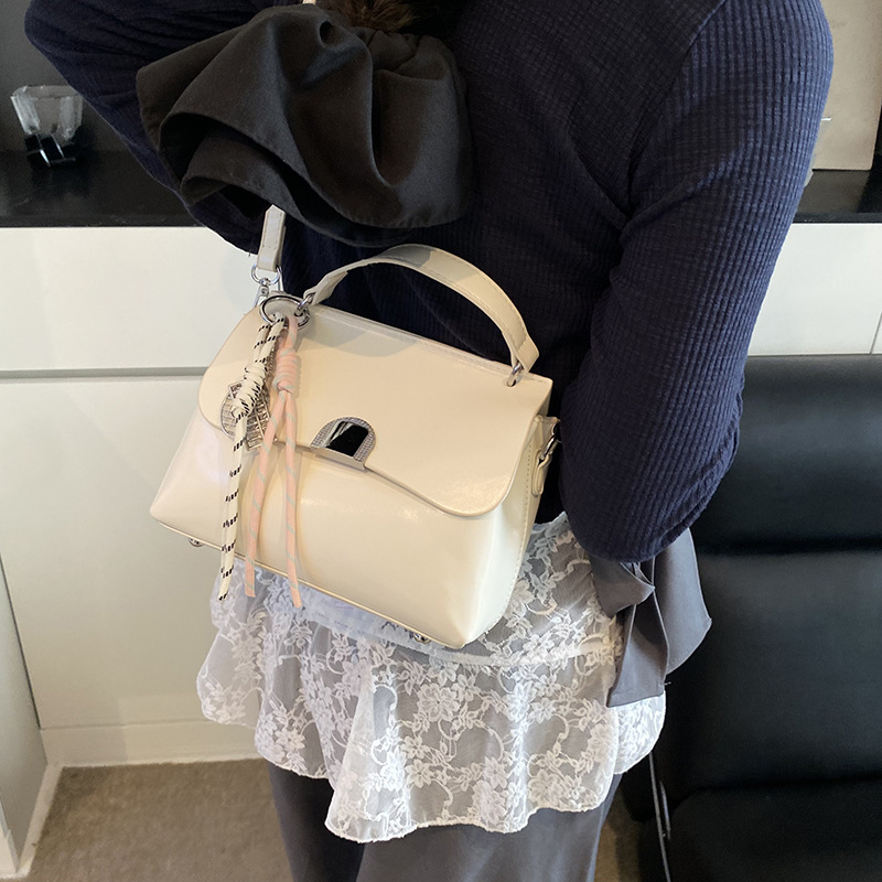 Cross-border niche retro handbag for women 2025 new style, fashionable and versatile single-shoulder underarm bag, trendy and versatile crossbody bag Application Scenario
