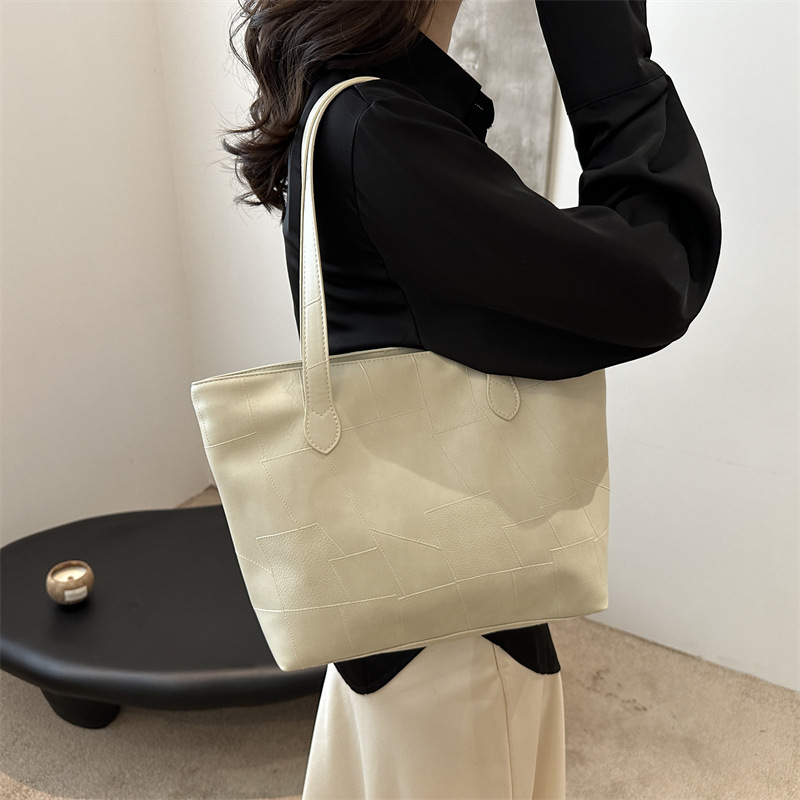 2024 New women's bags: large-capacity tote bag, retro-style single-shoulder crossbody bag, solid-color soft leather commuter bag details Picture