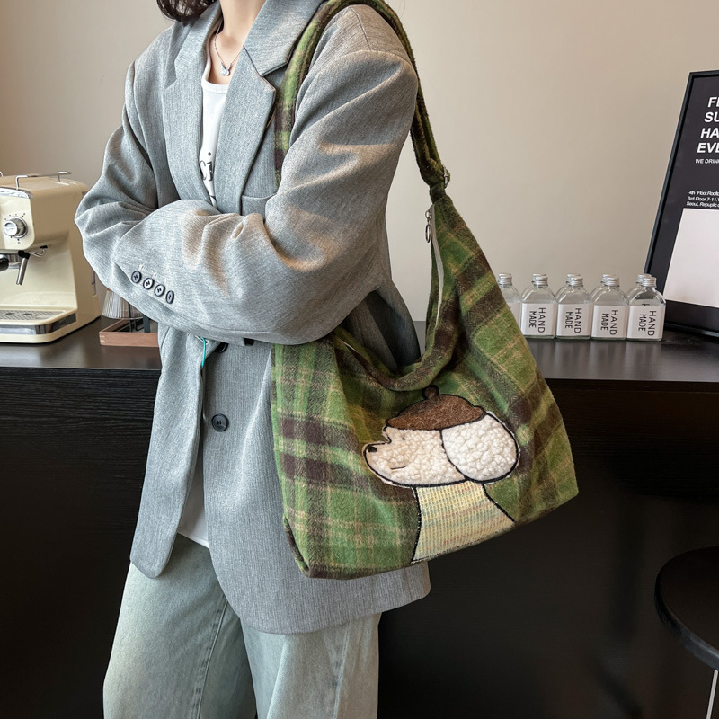 The 2025 new style of checkered bag for women, a laid-back single-shoulder bag with a large capacity tote bag, is suitable for class and commuting Application Scenario